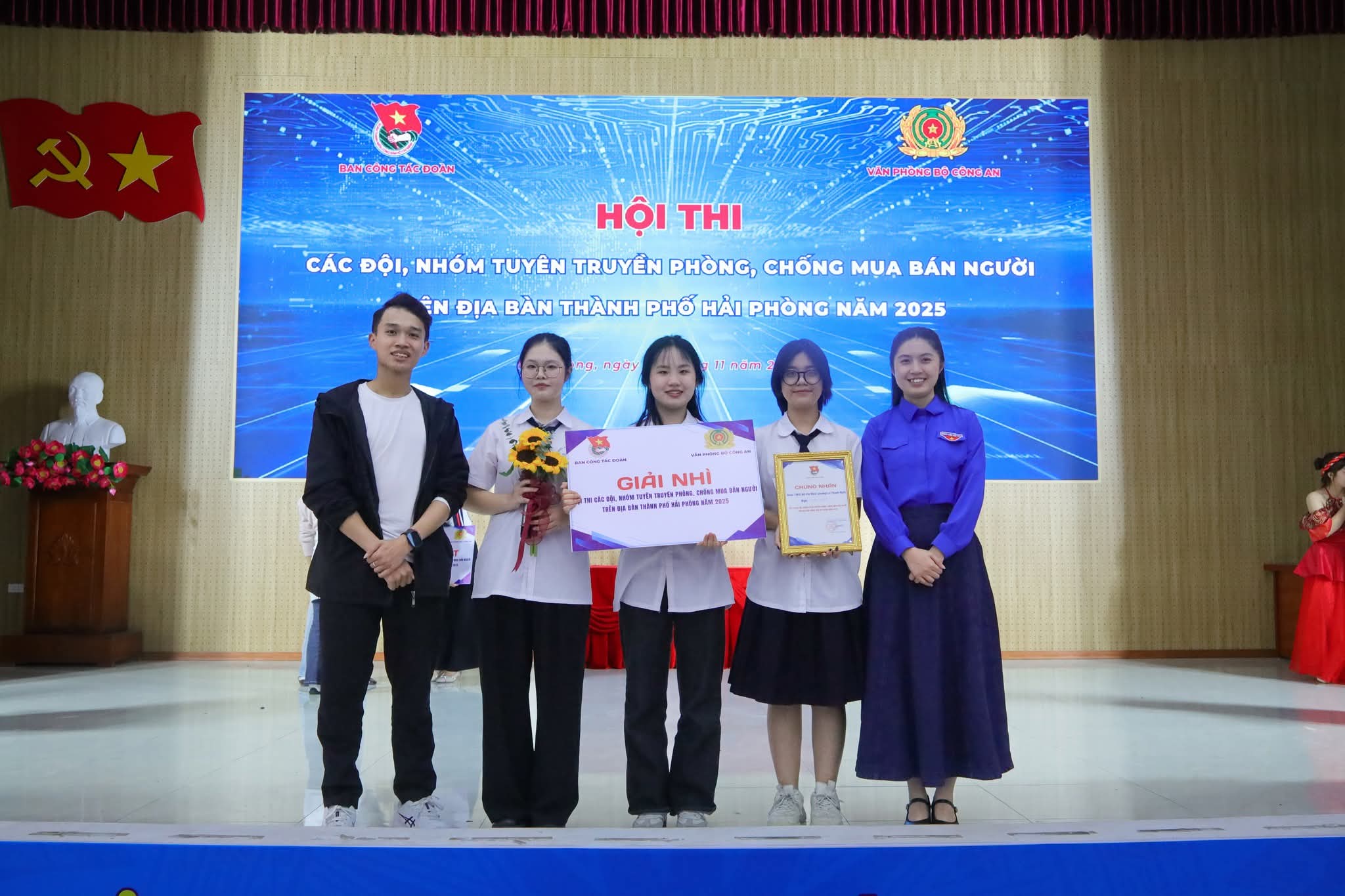 Chúc mừng đội tuyên truyền CNT giành giải Nhì cấp thành phố tại Hội thi các đội, nhóm tuyên truyền phòng, chống mua bán người